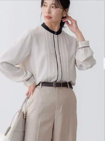 23구 스트레치 클리어 새틴 바이컬러 블라우스 46