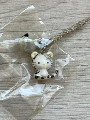 레어 헬로키티 스노우 레오파드 스트랩