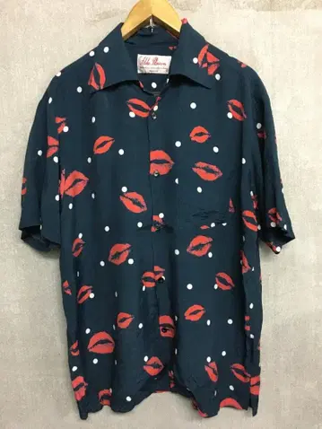 알로하 블라썸 키스 마크 립 & 도트 포켓 부착 알로하 셔츠