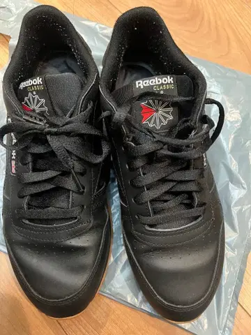 리복 블랙 클래식 스니커즈