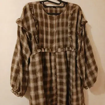 사만사 모스모스 프릴 달린 브라운 계열 체크 셔츠