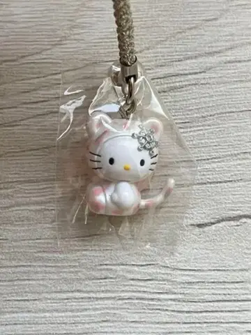 레어 헬로키티 핑크 스노우 레오파드 스트랩