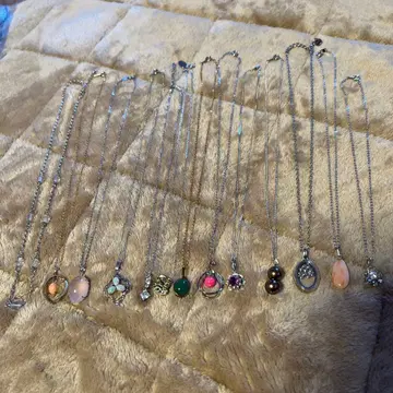 다양한 디자인의 목걸이 세트