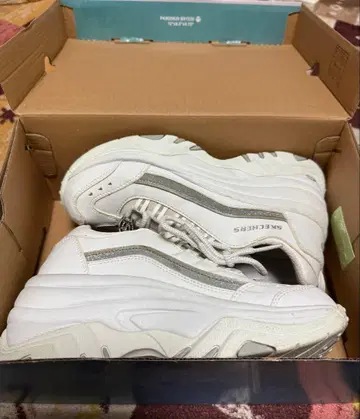 SKECHERS 화이트 통굽 스니커즈 23.5