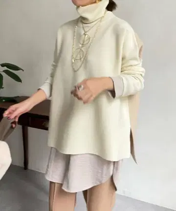 크림색 터틀넥 니트