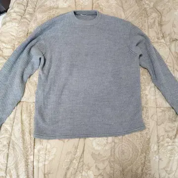 그레이 크루넥 스웨터와 H&M 릴랙스핏 팬츠 세트