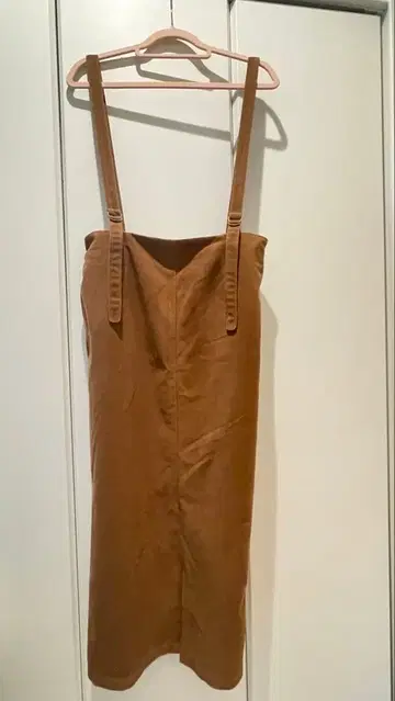 브라운 스트랩 포함 타이트 스커트 좌우 포켓 있음