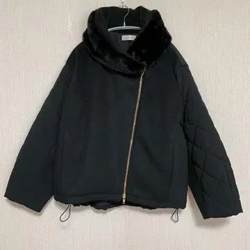 퍼 달린 블랙 퀼팅 자켓