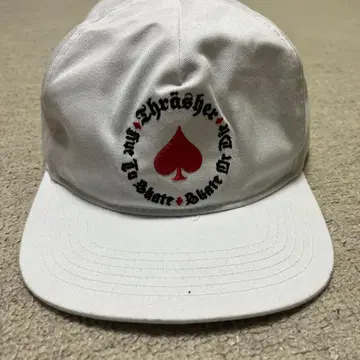 Thrasher 화이트 캡 스케이트보드 디자인