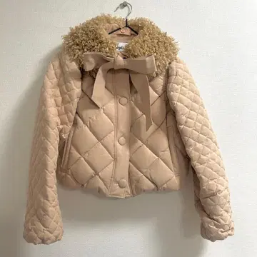 epine 퀼팅 숏 다운 코트 리본 포함 핑크 베이지