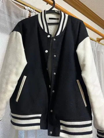 Heather 바시티 자켓 블랙/화이트