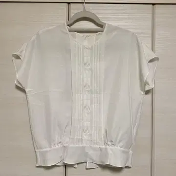 INGEBORG 플리츠 화이트 반팔 블라우스