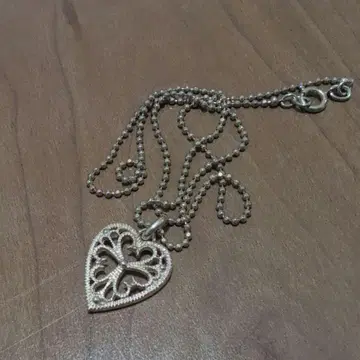 하트 클로버 모티브의 목걸이