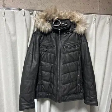 퍼 달린 블랙 다운 자켓