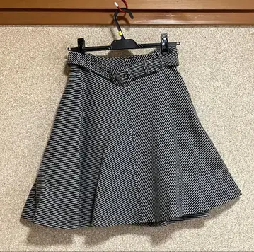[새상품급] To b. 스트라이프 패턴 플레어 스커트 38