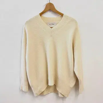 LILLY LYNQUE 아이보리 V넥 스웨터