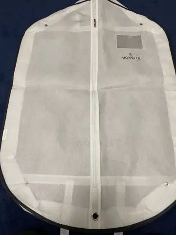 MONCLER 가먼트 백 숏, 창문 있음