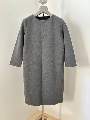 유니클로 그레이 긴팔 무릎 기장 원피스