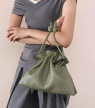 천연 가죽 올리브 그린 드로우 스트링 클러치백