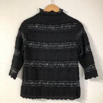 레이스 디자인 크루넥 블라우스 블랙