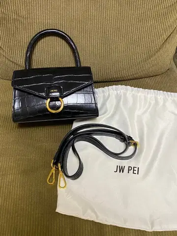 JW PEI 악어 엠보싱 블랙 숄더백