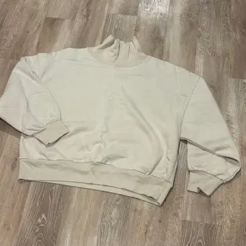 GAP 크림색 하이넥 맨투맨