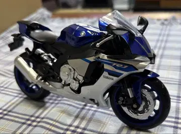 YAMAHA YZF-R1 모델 바이크