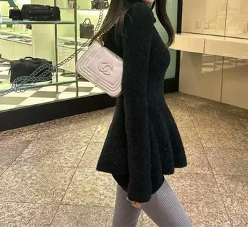 Bibiy. LISA PEPURAMU KNIT 비비 페플럼 니트