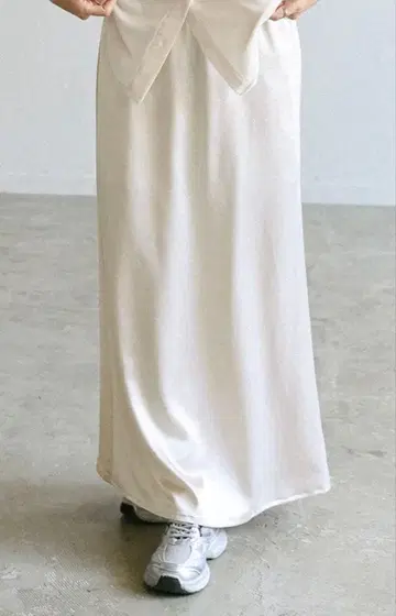 select MOCA 새틴 세미 플레어 스커트