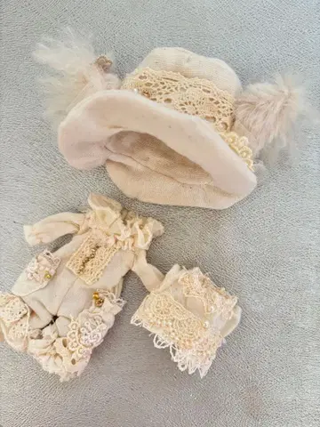 미니 브라이스 아웃핏 화이트 퍼 모자와 레이스 의류 세트