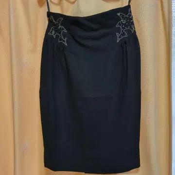 이타리야 블랙 자수 타이트 스커트