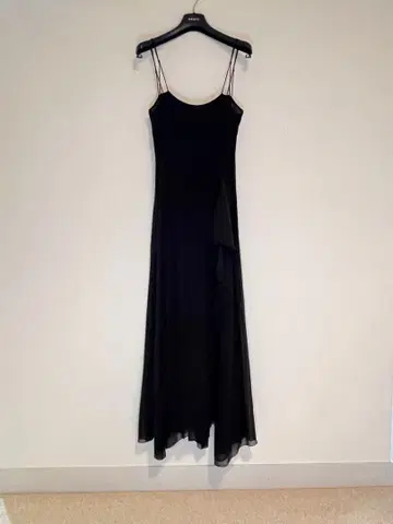 비대칭 쉬폰 블랙 드레스