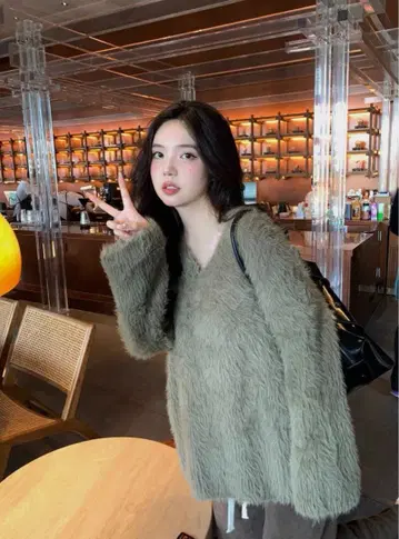 [ 새상품 택 포함 ] 샤기 니트 올리브 그린 V넥 스웨터 프리 사이즈