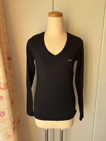 [ 고품질 ] ARMANIJEANS 블랙 V넥 긴팔 T셔츠 스톤 로고