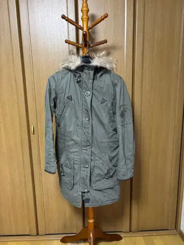 카키색 퍼 달린 후드 모즈 코트