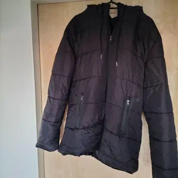 후드 부착 블랙 다운 자켓