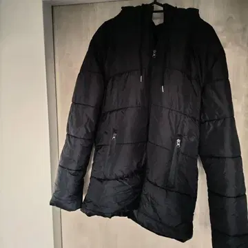 후드 부착 블랙 다운 자켓