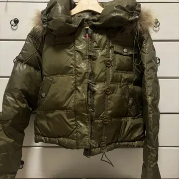 올리브 그린 다운 자켓 퍼 포함