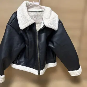 보아 포함 블랙 가죽 자켓