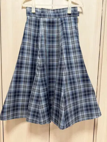 블루 계열 체크 플레어 스커트