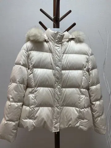 아이보리 후드 부착 다운 자켓