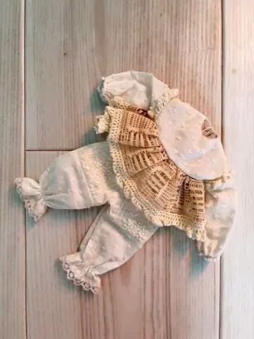 네오 브라이스 아웃핏 크림색