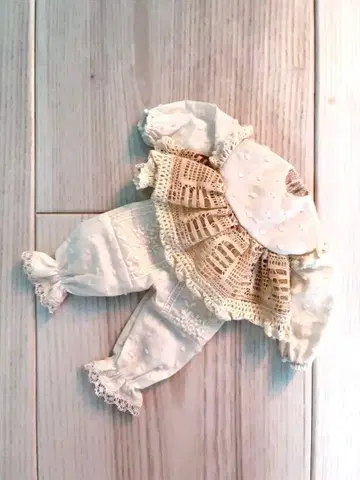 네오 브라이스 아웃핏 크림색