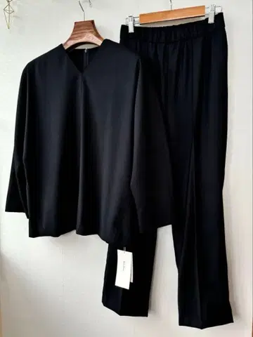 [택 포함 새상품] 미라 오웬 구축 풀오버 x 테이퍼드 팬츠 셋업