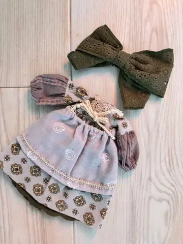 미사용 새상품 네오 브라이스 그레이와 올리브 색 드레스와 리본 작가님