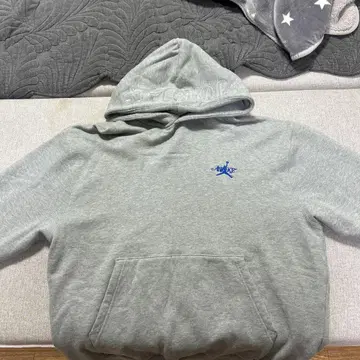 그레이 후드 부착 후드티 파랑 로고