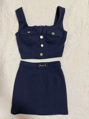 네이비 크롭탑과 스커트 세트