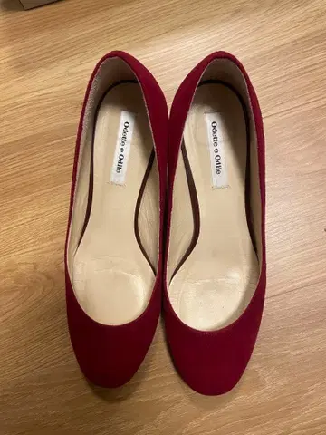 오데뜨 앤 오딜 빨간색 스웨이드 펌프스