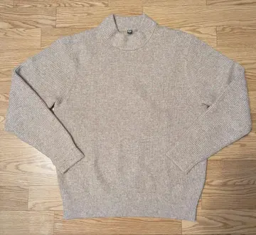 유니클로 남성용 베이지 리브 하이넥 스웨터 니트 M 사이즈