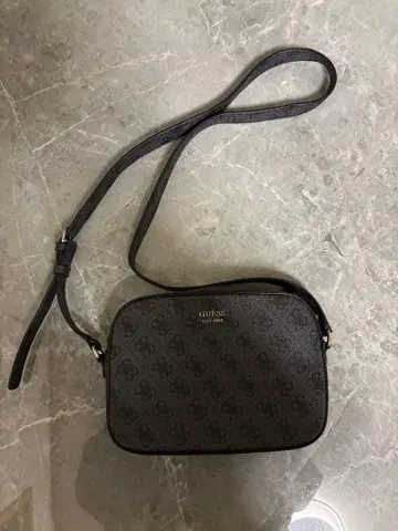 GUESS 블랙 숄더백